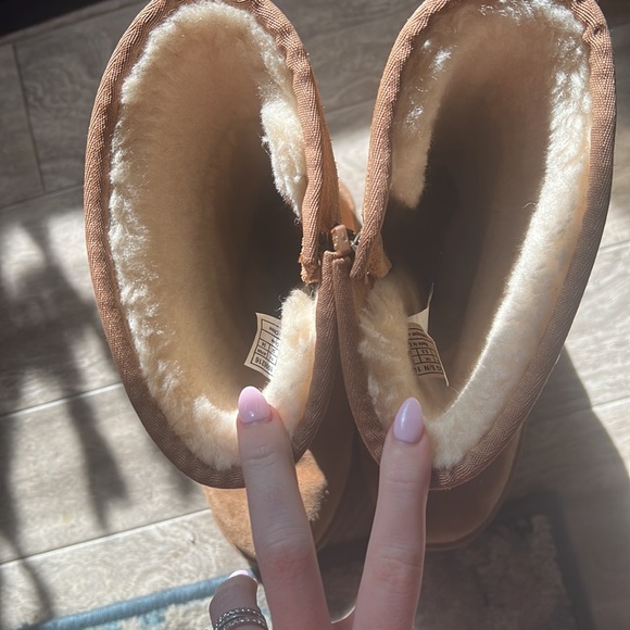 UGG Boots size 7 - Picture 2 of 6